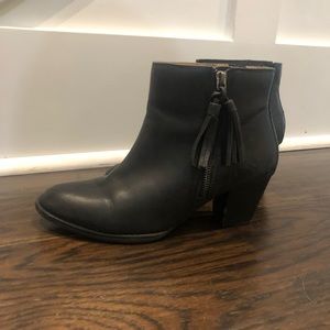 VIONIC booties size 8